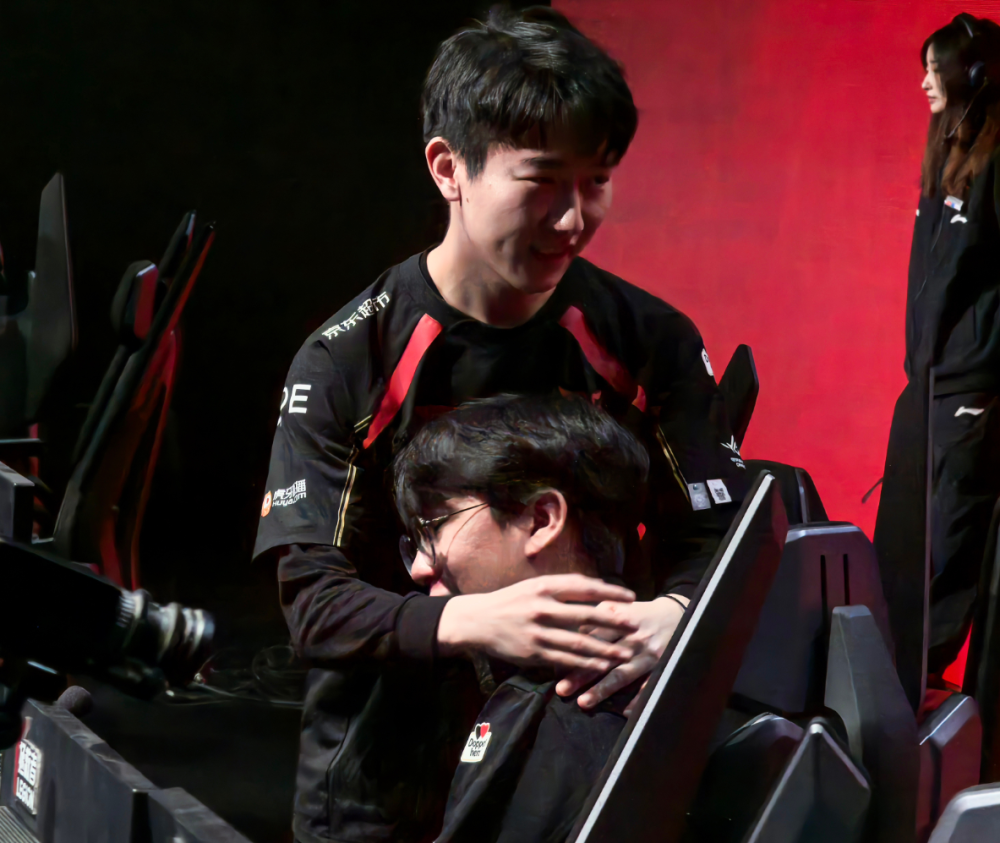 JDG轻取SHR，Meiko操刀奇招英雄翻盘宿敌对决入围赛，点燃全场激情