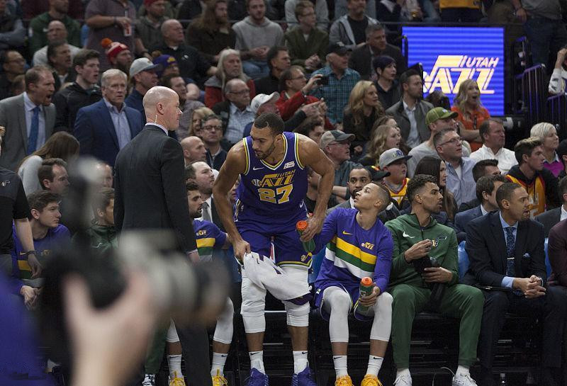 青岛队碾压火箭，戈贝尔扛起全队